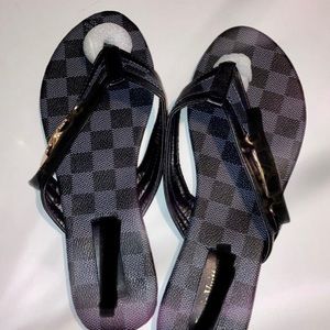 Women sandals up to size 8.5. Available in brown and off white.